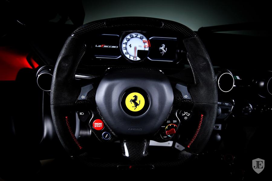 Панель приборов Ferrari LaFerrari Rosso Corsa 2014 года  (фото 10 из 19)
